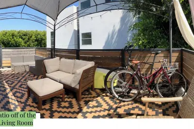 Adu with Private Treehouse Vibe! 2br, 1 bath top level of 2-floor Adu.