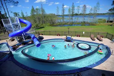 Image de Up to 45 People Can Stay At This Lakefront Game-Filled Mansion on 10 Gated Acres
