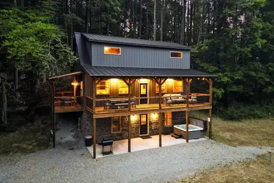 Image de Modern Rustic Retreat ~Newly Built Cabin w/Ev charger, only 6mi to Ash Cave