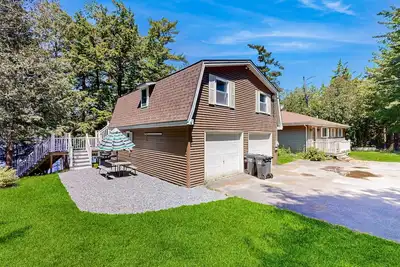Image de Charming Lakefront Apartment with Deck, Patio and Bbq Grill