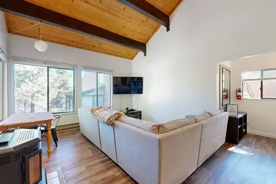Image de Dog-friendly snowbird escape with pool, hot tub & sauna access, & woodstove