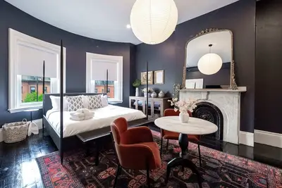 Image de The Chester: Vintage Elegance, Modern Comfort