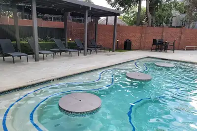 Image de Cozy 1-bedroom & study with full kitchen and balcony to 1 of 3 different pools