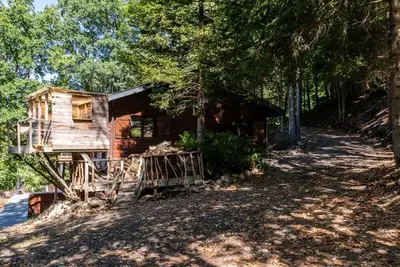 Image de Chalet dans les bois avec jacuzzi et Sauna