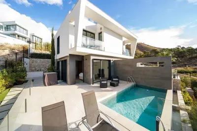 Villa moderne avec piscine et vue sur la mer