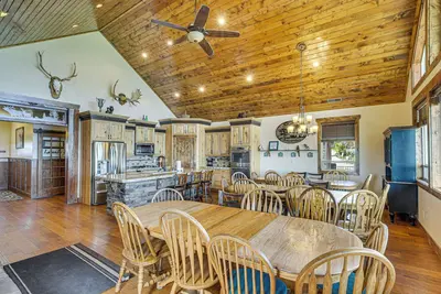 Image de Exciting Garden City Gem w/ Home Theater & Hot Tub