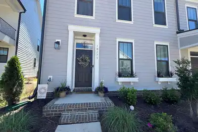 Image de New Listing! Full Upstairs Space