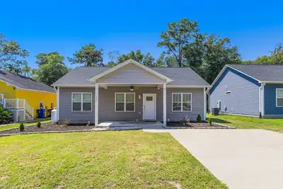 Image de Enjoy a Wonderful, Comfortable Home with a Hot Tub, Dog-Friendly, Fully Fenced Yard