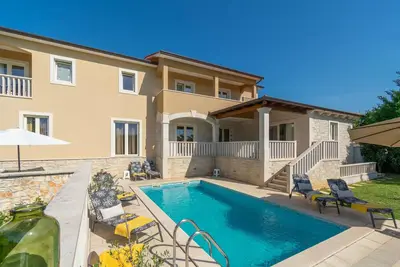 Vacation home for 10 guests with 230m² in Tinjan (265663)
