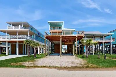 Image de Spacious beach home with multiple levels, deck, Wifi, and A/C