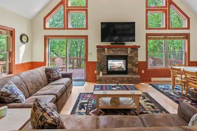 Image de Bear Paw Lodge by AvantStay | Hot Tub, Deck, & Fire Pit
