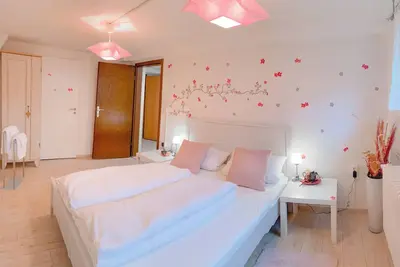 Image de Cozy vacation apartment on the Rhine promenade. Family and group friendly!