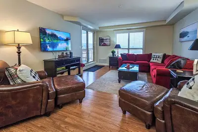 Image de 2 Bdrm plus den / Near Lake / Beach 2mins away