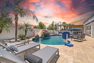 Image de 3 King Rooms, Sleeps 12 Heated Pool, Waterslide Paradise!