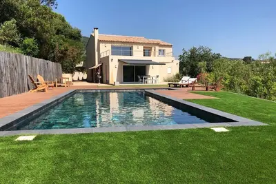 Image de Villa 8 personnes avec piscine et vue mer