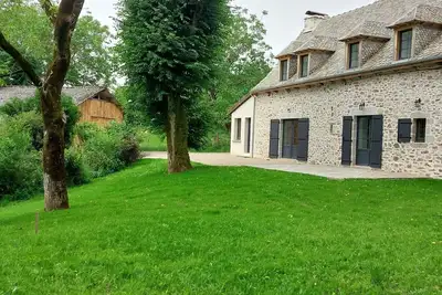 Image de Maison de caractère rénovée avec jardin, terrasse, cheminée et équipements modernes au cœur de la Châtaigneraie