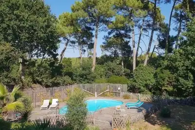 Image de Charmante villa, entièrement rénovée avec une vue imprenable sur la forêt.