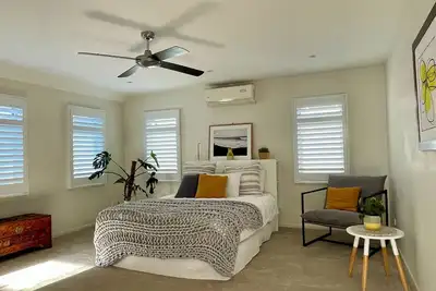 Image de 4 bed 2 bath. Sleeps 8. Elwood village and beach.