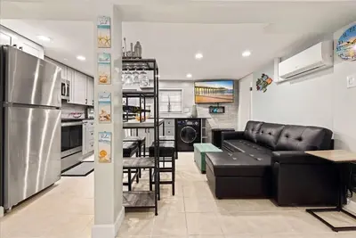 Image de Steps to Beach! Modern Garden Apt w/ Patio