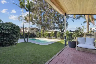 Image de Stunning Large Home in Scarborough with a Pool