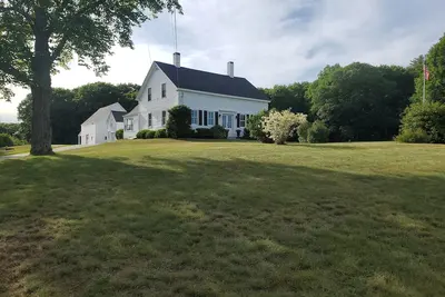 Image de A historic, charming farmhouse in the heart of Midcoast Maine!