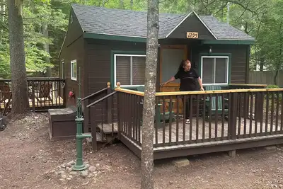 Image de A Stream  runs through it. Comfy little cabin with a stream by your bedroom.
