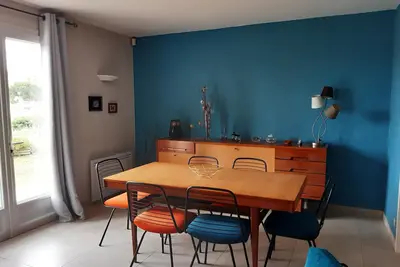 Image de Maison de plain-pied avec jardin dans quartier résidentiel