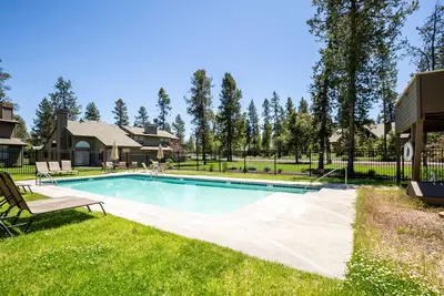 Image de Fair27 | Golf Course Views + Private Hot Tub + Bikes | Sleeps 8