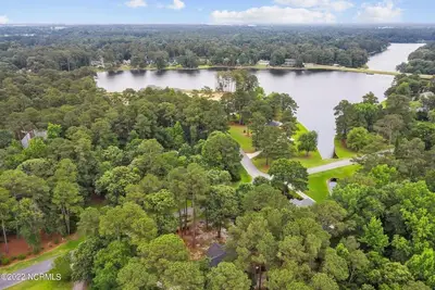 Image de Blake Washington Estate Features Golfing\/Tennis\/Lake\/Swimming Pool\/Country Club!