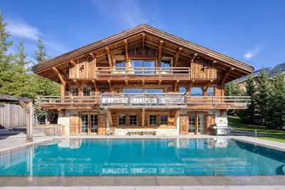 Image de Discreet Alpine Chic With State-of-the-art Finish
