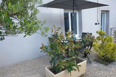 Image de T1 bis climatisé avec terrasse, piscine et parking sécurisé.