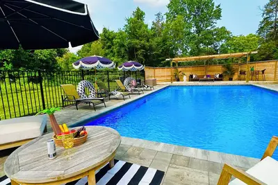 Image de Brand New Chic Oasis With Pool, Guest Cottage And Everything You Need.