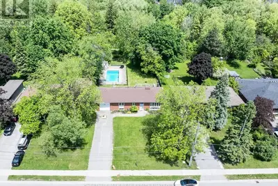 Image de Pool & Garden Oasis in Richmond Hill
