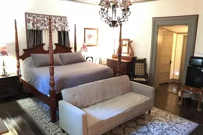 Image de Room 4 King Belmont Inn. In room private bathroom 2nd floor Shelbyville, Tn