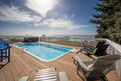 Image de Gorgeous soundfront Duck home w/ amazing views, sound access, pool & hot tub!