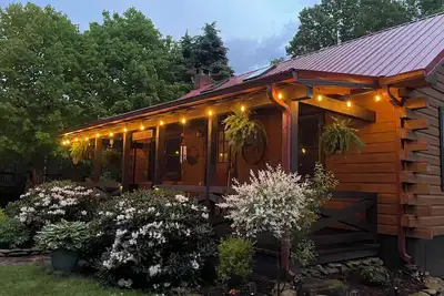 Image de Wind Song: Charming Log Cabin In a Private Neighborhood. 10 Min From Downtown Br