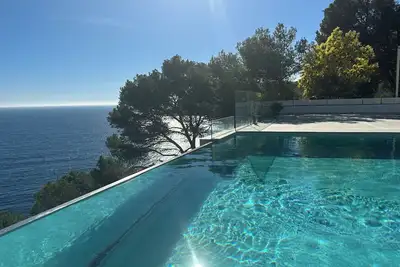 Image de Spectacular Seafront Luxury Property with Breathtaking Views and Tranquillity