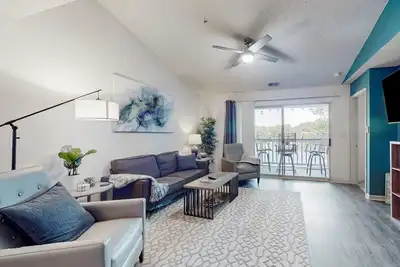 Image de Lakefront apartment with private W/D, boat slip, and community pool