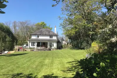 Image de Family friendly 6 bedroom house, in a New Forest coastal village with beach.