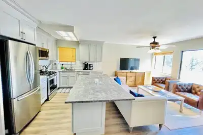 Image de Yes, We Have Ac – Unlike Most Tahoe Rentals! Remodeled 2 Br/2 Ba W/3 Queen & 3 T