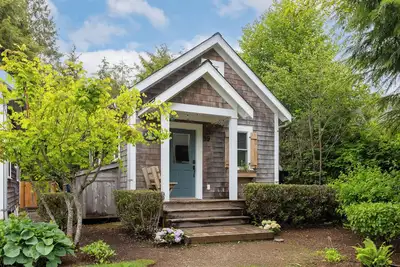 Image de Seabrook 2 Bedroom cottage with hot tub, a wooded setting. Pet friendly and Ac!