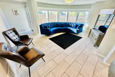 Image de Triplex in Great Neighborhood/6 Br/10TVs /Sleeps 23