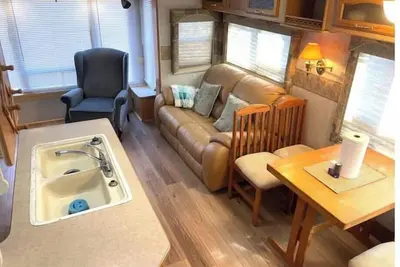 Rv#3, 3 slides, covered deck, lake activities