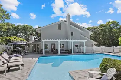 Image de Expansive East Hampton Home with Amazing Outdoor Amenities, Perfect for Families