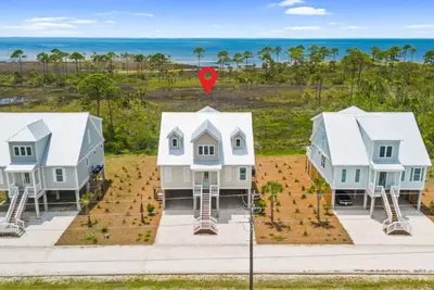 Image de Bay-Front Luxury Home minutes away from Downtown with Stunning Views, Expansive Porches, & Perfect for Families - Sleeps 12!