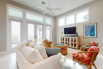 Image de Updated Home to take in the serene water views and sunsets