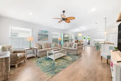 Image de Cozy Coastal Beach Home - Hot Tub! Pets! Bicycles!