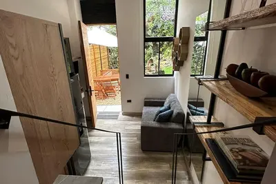 Image de Beautiful Modern Studio Apartment Excellent location!