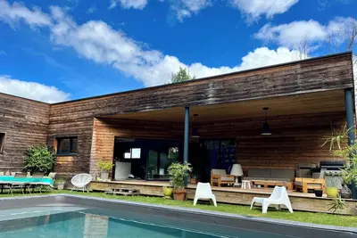 Image de Maison en bois au calme, clim, piscine.
