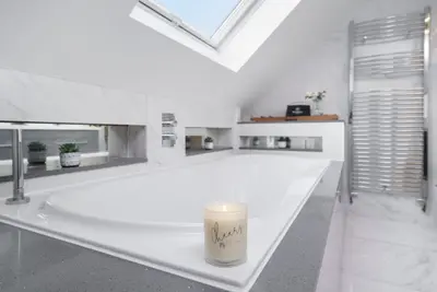 Image de Beautiful 4 Bedroom House Immaculate Condition. Just Refurbished House.